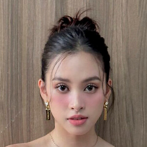 Trần Tiểu Vy Headshot 3 of 6