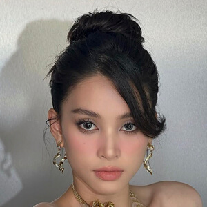 Trần Tiểu Vy Headshot 4 of 6