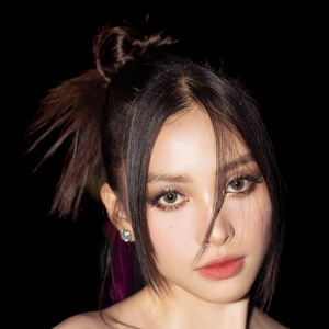Trần Tiểu Vy Headshot 5 of 6