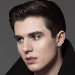 Trent Edwards Headshot 2 of 9