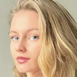 Vera Dijkmans Headshot 6 of 10