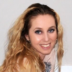 Verona van de Leur Headshot 6 of 6