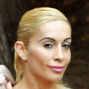 How old is victoria lomba