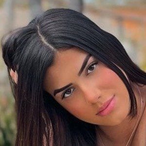 Victtoria Medeiros Headshot 5 of 10