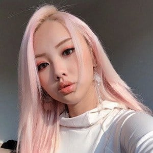 Vyvan Le Headshot 3 of 10