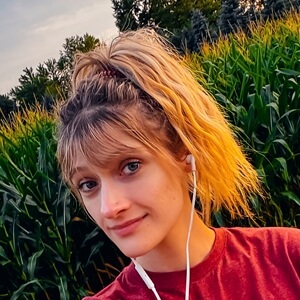 WheezyBlonde Headshot 4 of 6