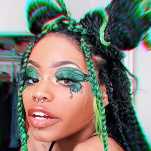 whoislici Headshot 9 of 13