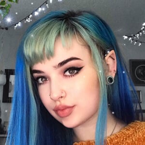 Xoe Arabella Headshot 2 of 6