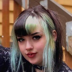 Xoe Arabella Headshot 5 of 6