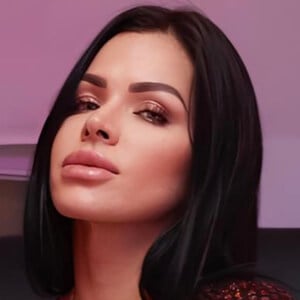 Yendry Lobo Headshot 5 of 7