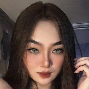 Yennie Perilla Headshot 3 of 10