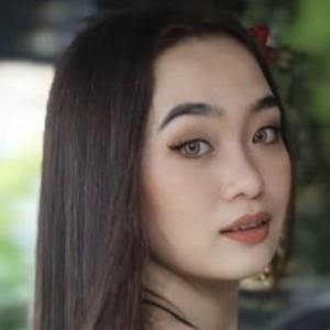 Yennie Perilla Headshot 4 of 10