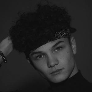 Youri Kneefel Headshot 8 of 10