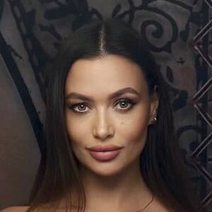 Yulia Fefilova Headshot 4 of 6