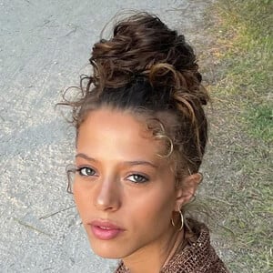 Zara Goedemans Headshot 4 of 11