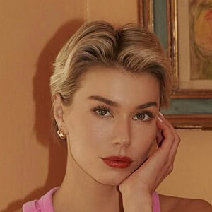 Zoë Hoad Headshot 3 of 6