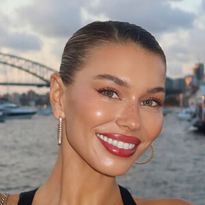 Zoë Hoad Headshot 5 of 6