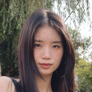 Zoe Dang Headshot 2 of 3