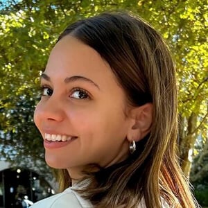 Zoë Manoek Headshot 4 of 13