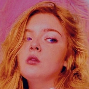 Zoe Sennett at age 19