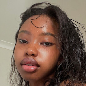 zouniia Headshot 9 of 12
