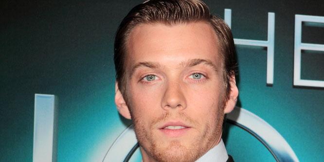 Jake Abel - Age, Family, Bio | Famous Birthdays