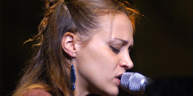 Fiona Apple - Age, Family, Bio | Famous Birthdays