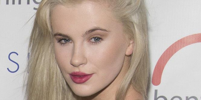 Ireland Baldwin - Age, Family, Bio | Famous Birthdays