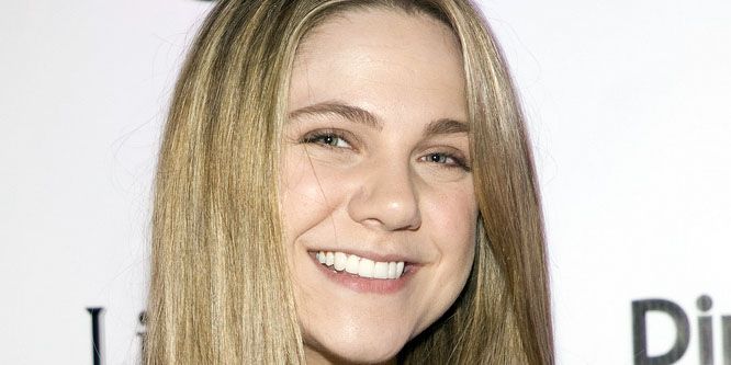 Lauren Collins - Age, Family, Bio | Famous Birthdays