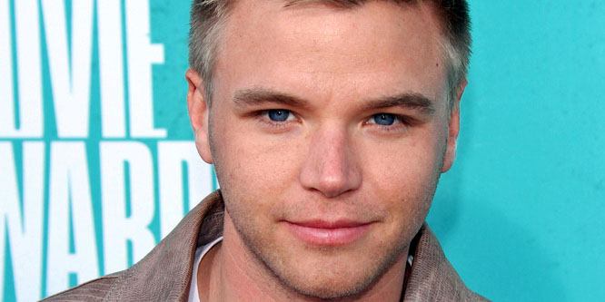 Brett Davern - Age, Family, Bio | Famous Birthdays