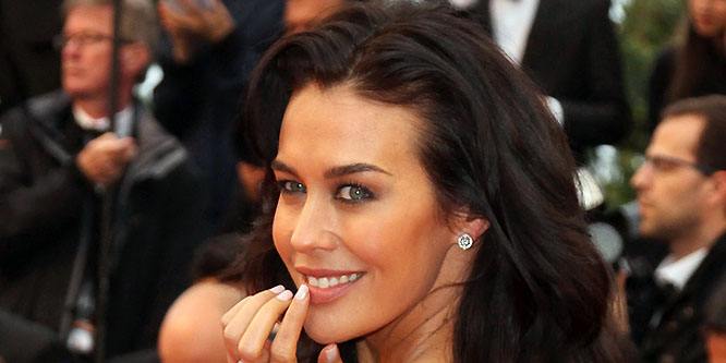 Megan Gale - Age, Family, Bio | Famous Birthdays
