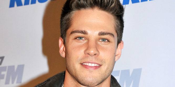 Dean Geyer - Age, Family, Bio | Famous Birthdays