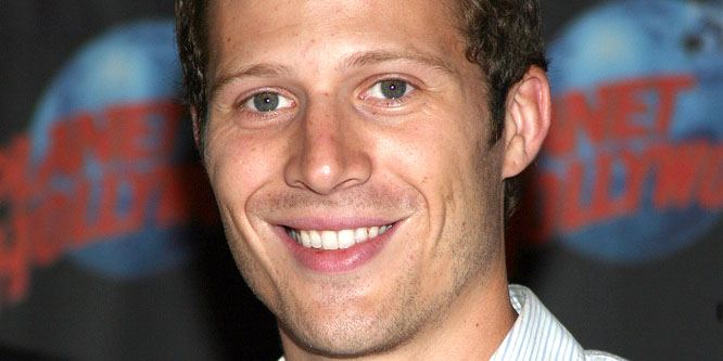 Zach Gilford - Age, Family, Bio | Famous Birthdays