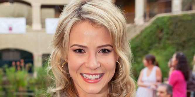 Linsey Godfrey - Age, Family, Bio | Famous Birthdays
