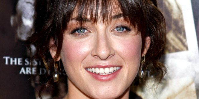 Margo Harshman - Age, Family, Bio | Famous Birthdays