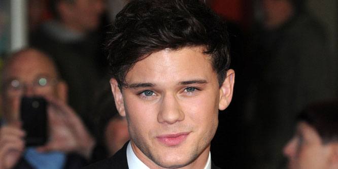 Jeremy Irvine - Age, Family, Bio | Famous Birthdays