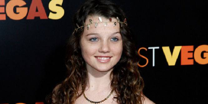 Stefania Lavie Owen - Age, Family, Bio | Famous Birthdays