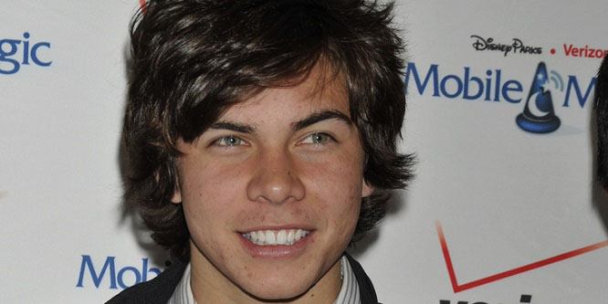 Cameron Quiseng - Age, Family, Bio | Famous Birthdays