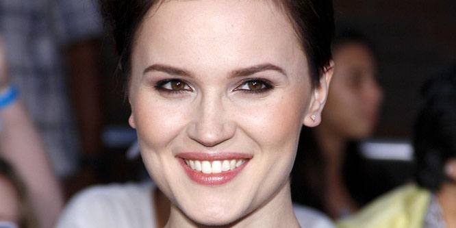 Veronica Roth - Age, Family, Bio | Famous Birthdays