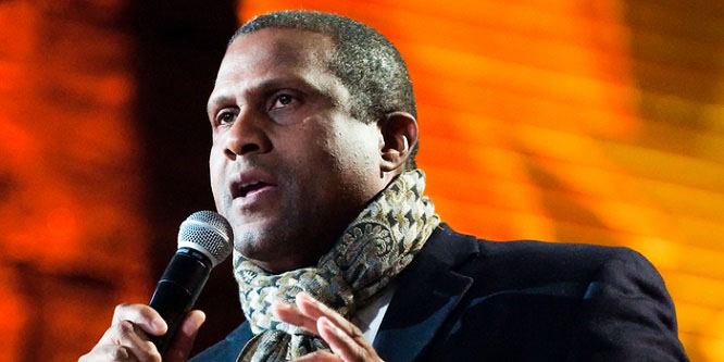 Tavis Smiley - Age, Family, Bio | Famous Birthdays