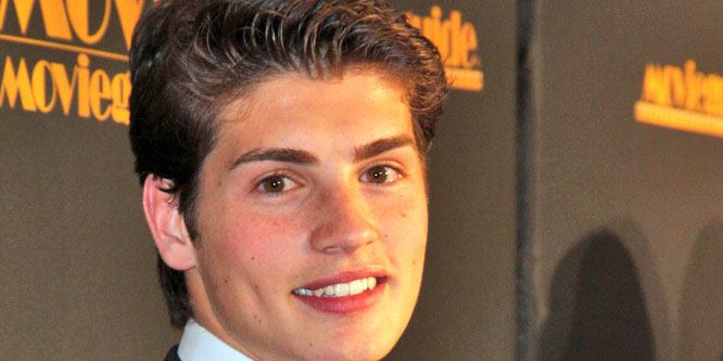 Gregg Sulkin - Age, Family, Bio | Famous Birthdays