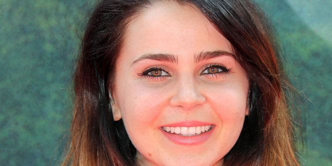 Mae Whitman - Age, Family, Bio | Famous Birthdays