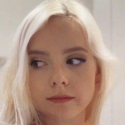 Chloe Adams - Age, Bio, Family | Famous Birthdays