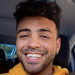 Lottie Weaver - Age, Bio, Family | Famous Birthdays