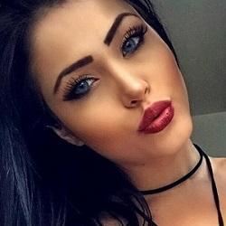 Claudia Alende - Age, Bio, Family | Famous Birthdays