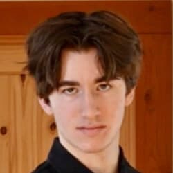 Alex Pickering - Age, Bio, Family | Famous Birthdays