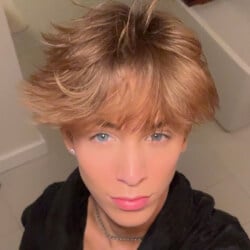 Naomi Daze - Bio, Family | Famous Birthdays