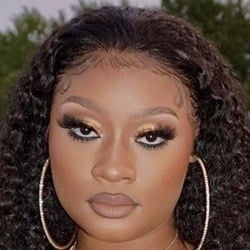 Pui Yi - Age, Bio, Family | Famous Birthdays