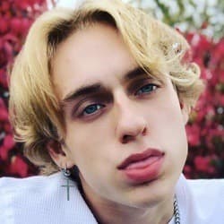 Devyn Bess - Age, Bio, Family | Famous Birthdays