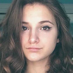 Kayce Smith - Age, Bio, Family | Famous Birthdays